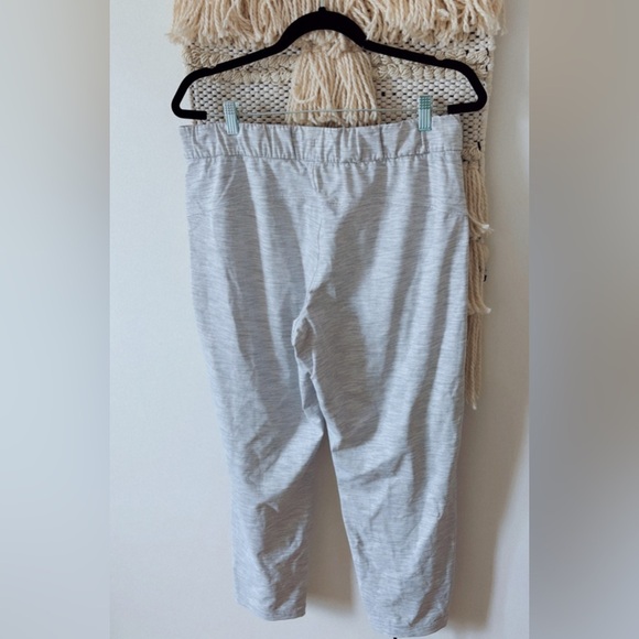 Lululemon On the Fly Crop Pants Joggers Gray Striped Size 10 - Picture 3 of 5